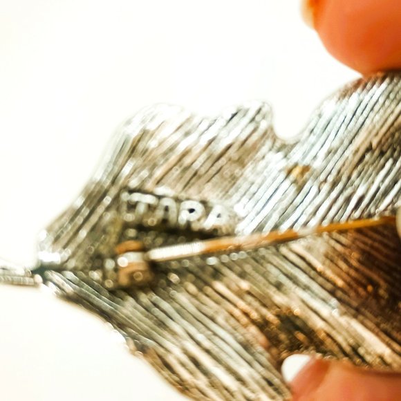 Tara Vintage Oak Leaf Brooch and Earring Set. Large Silver Tone - Picture 4 of 4